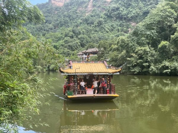 Bateau sur le lac Qingchengshan Sichuan